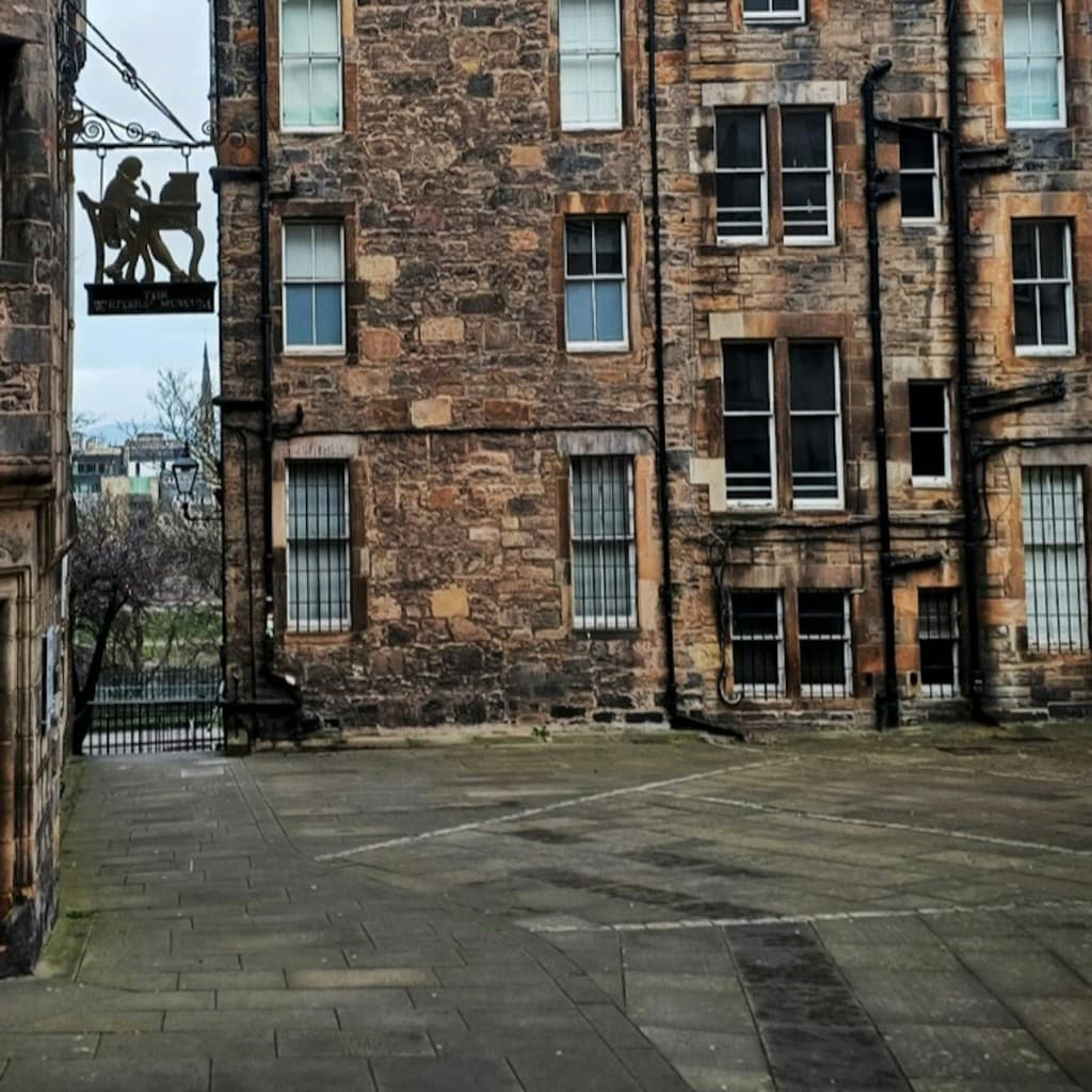 Edinburgh: Royal Mile Guided Walking Tour