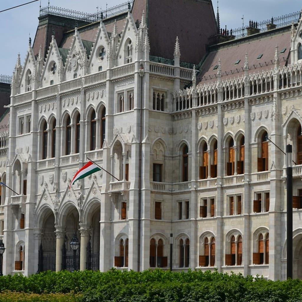 Budapest: Castle District & Hungarian Parliament Guided Tour + Transport - EU Citizen - English Tour