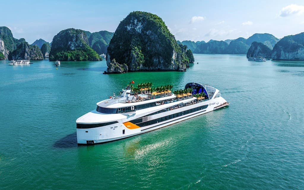 Ha Long Bay Ultra-Luxury Cruise with 4-Deck Yacht & Gourmet Cuisine (Depart from Hanoi incl. Indian Lunch)
