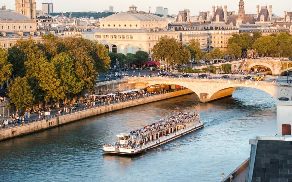 Seine River 1-Hour Sightseeing Cruise from the Eiffel Tower (Cruise with Macaron Tasting or Meringue)